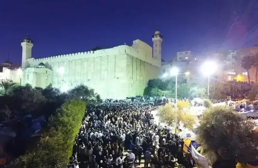 Honoring the life of Sarah: 50,000 Jews gather in Hebron for Shabbat